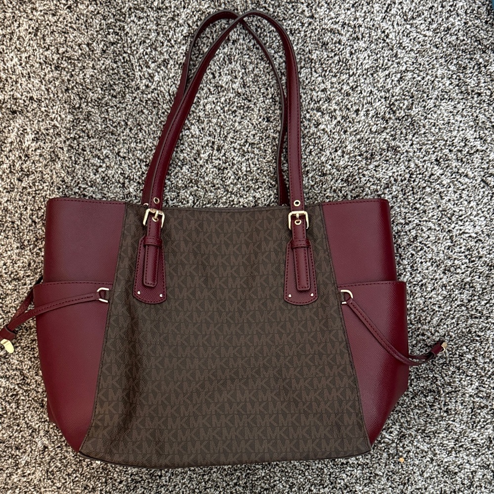 Michael Kors Voyager Medium Tote + card-Brown signature print burgundy leather
